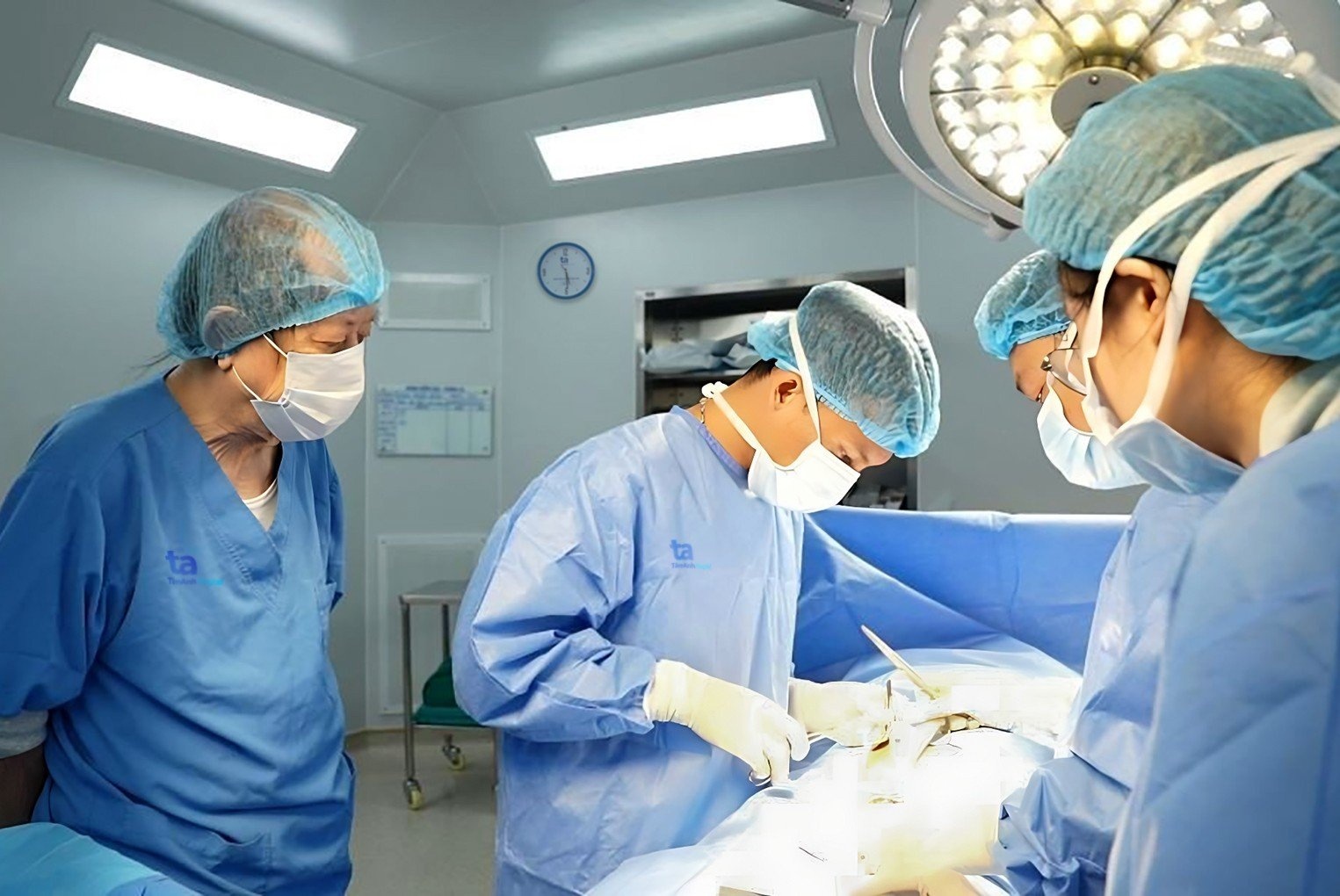 Benh nhan 11 tuoi co duong vat chi troi len 1 cm hinh anh