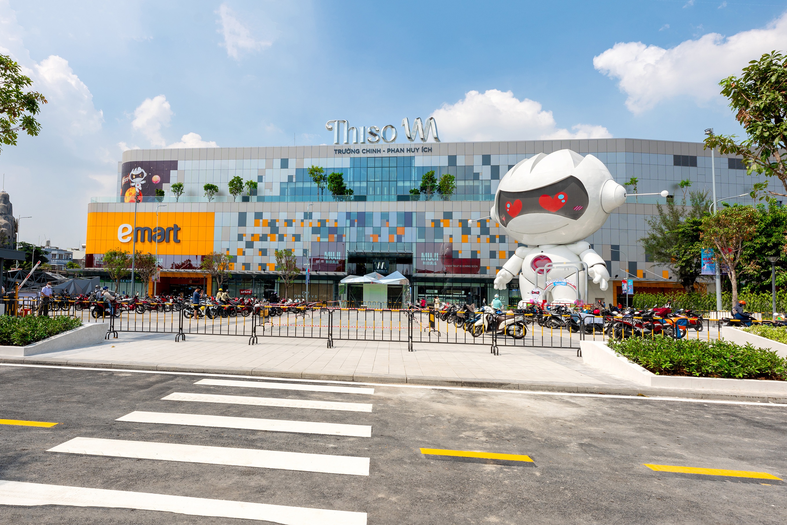 Emart khai truong chi nhanh moi o Go Vap, bung no khuyen mai hinh anh