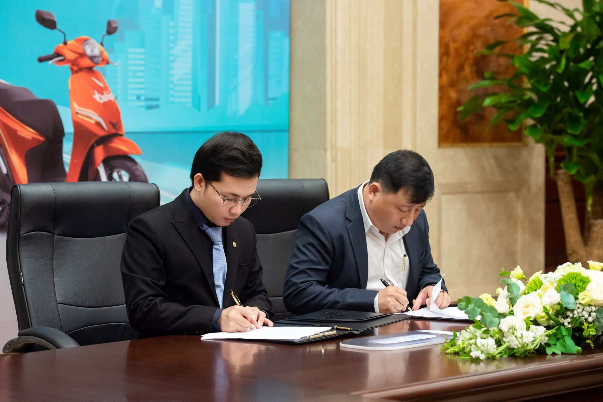 Cong ty CPDV Ban Uong Toi Lai thue 5.000 xe may dien VinFast tu GSM hinh anh