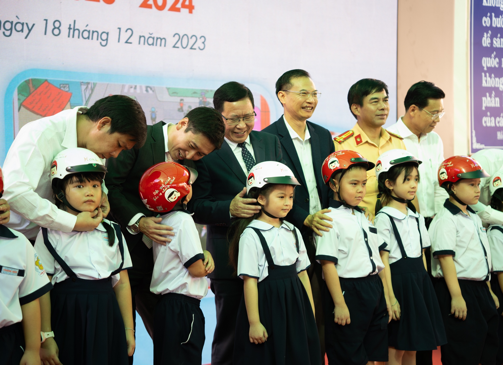 Honda tang mu bao hiem, nang cao y thuc ATGT cho tre khu vuc phia nam hinh anh