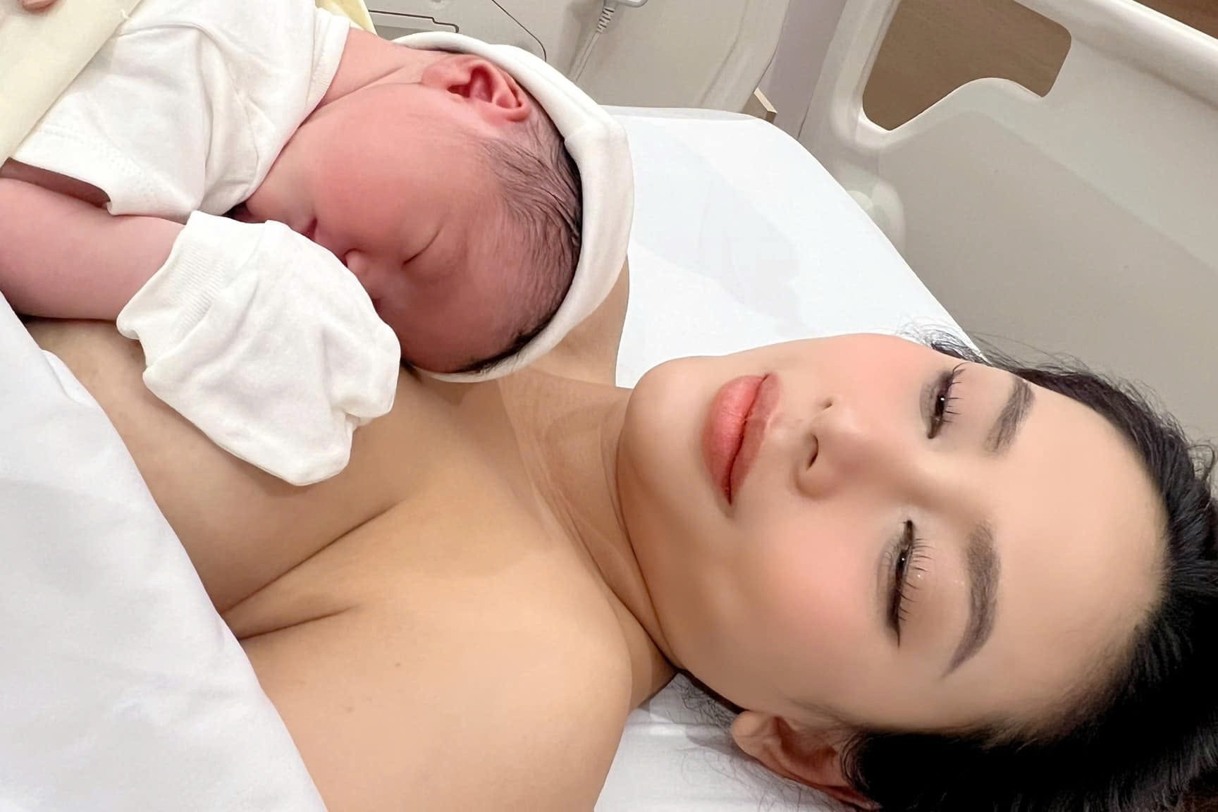 Vo Hoang Yen phu song mang xa hoi sau khi sinh con hinh anh