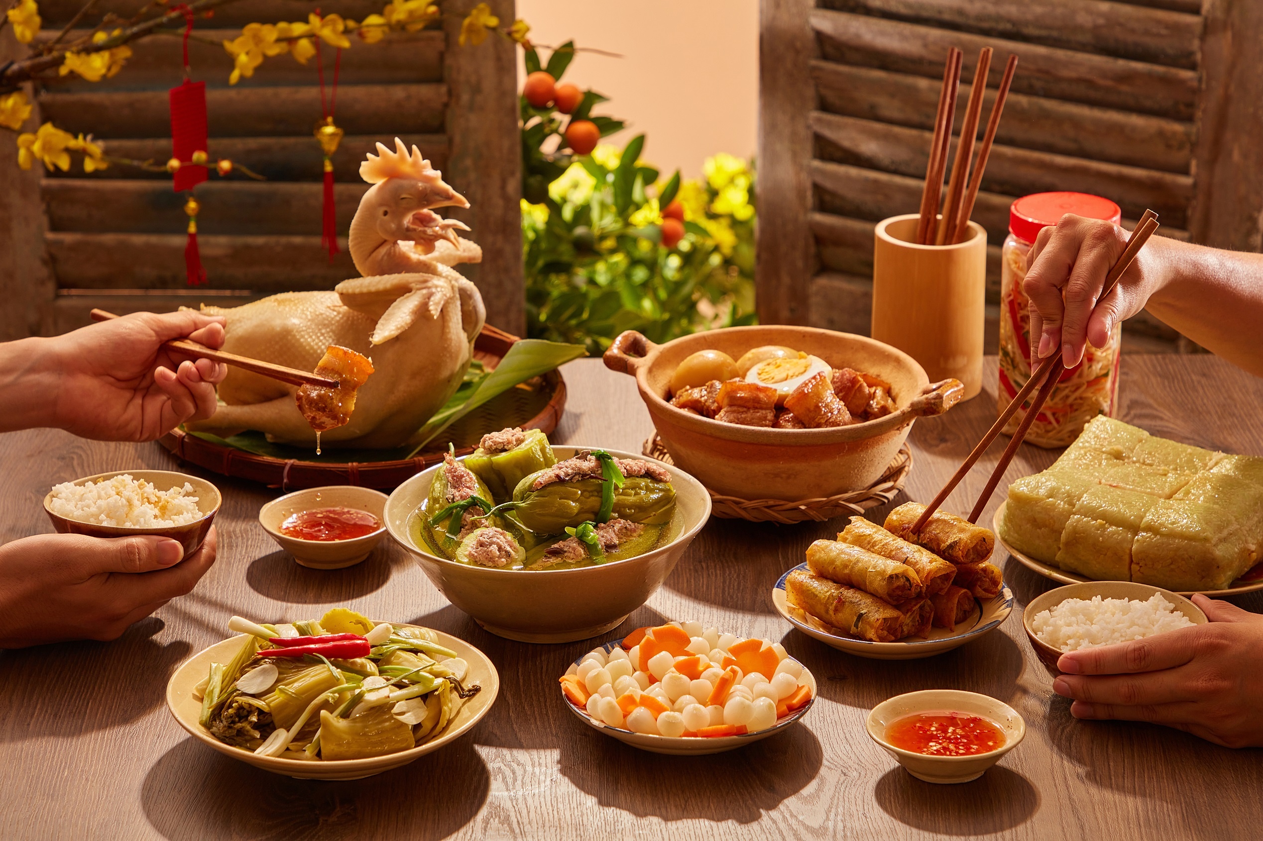 Nguoi tre xa nha an co online, chuc Tet qua video call hinh anh