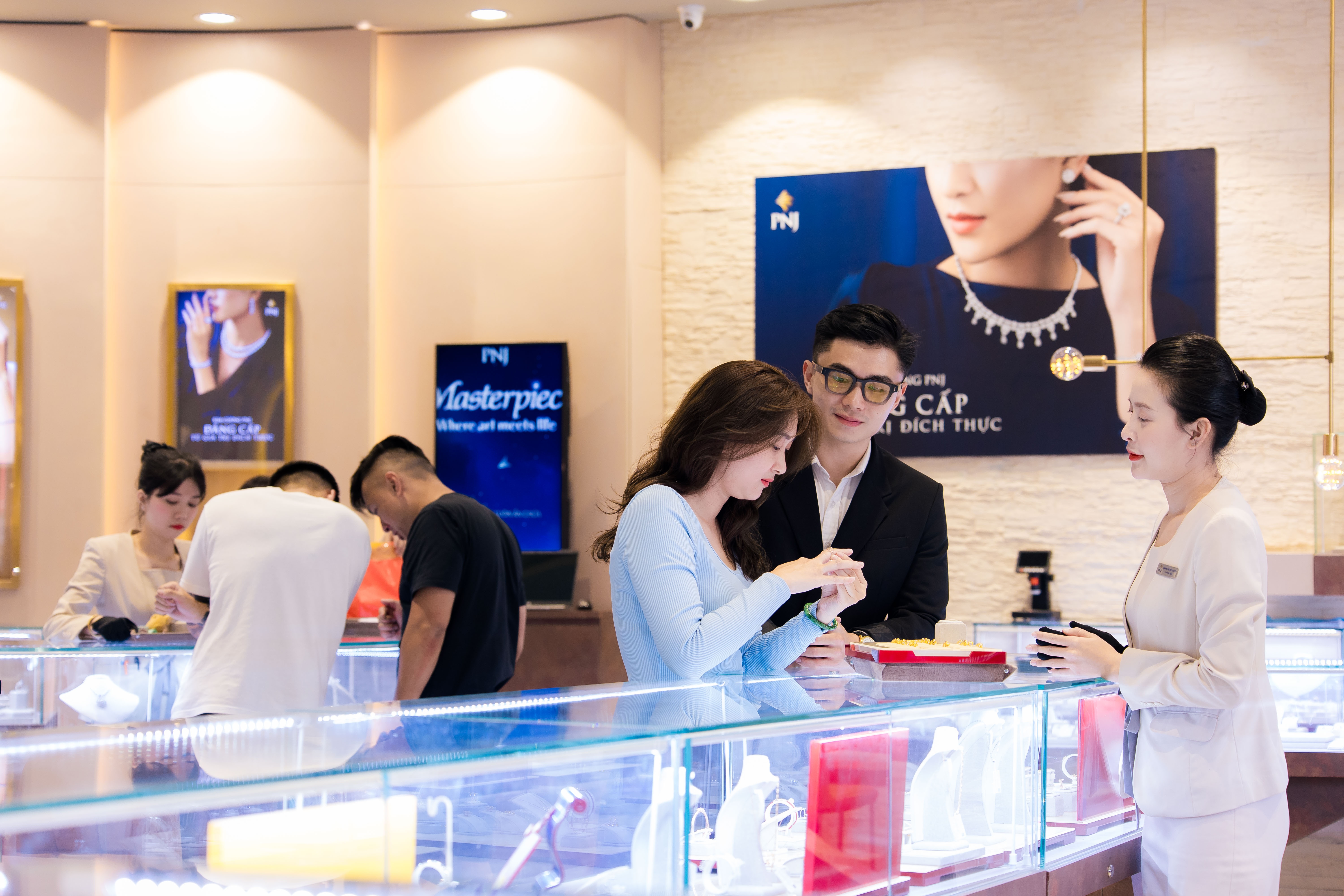 Nguoi tre ky tinh khi chon vang ngay Than Tai hinh anh