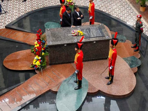 Tong thong Venezuela ngu ben mo ong Chavez hinh anh