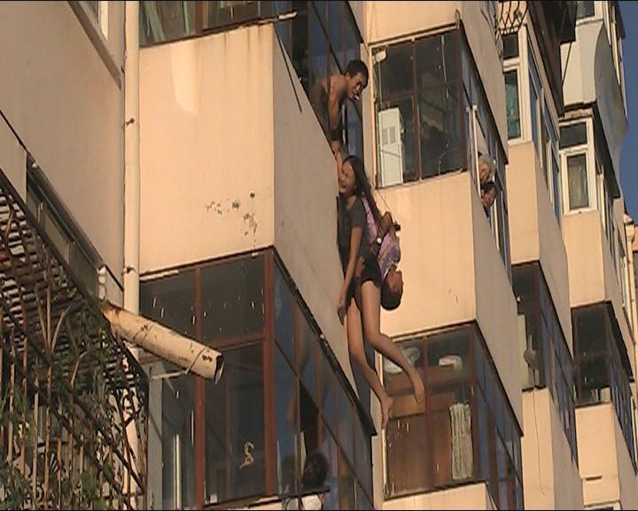 Doi nam nu lo lung ngoai ban cong tang 4 hinh anh