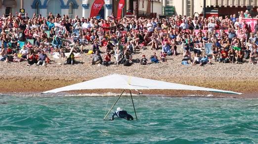 Nguoi dan ong nhay xa hon 100m hinh anh