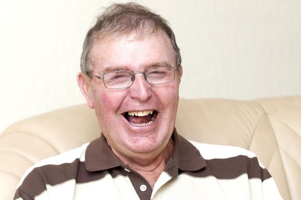 Nguoi dan ong mac benh khong biet buon hinh anh