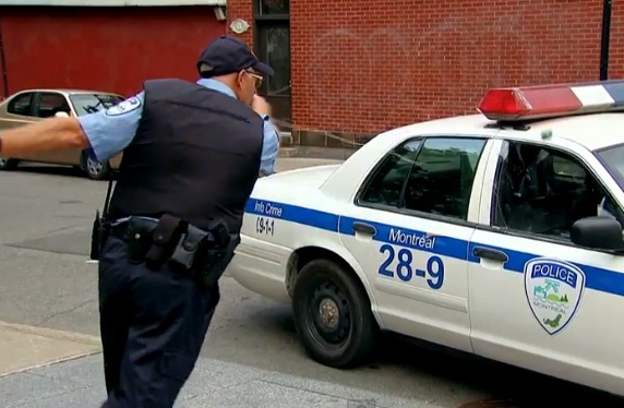 Clip hai: Canh sat nem vo kinh o to hinh anh