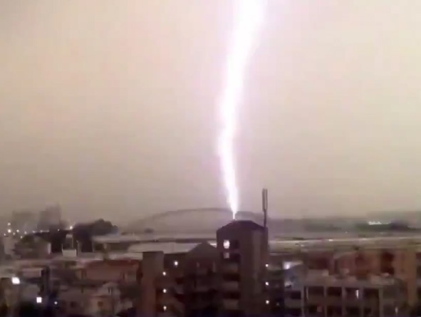 Canh set danh trung tau, tia lua loe tren duong ray hinh anh