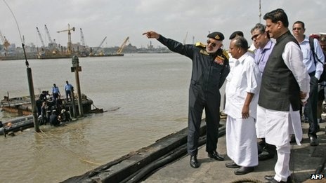 Thi the thuy thu trong tau ngam An Do bien dang nghiem trong hinh anh