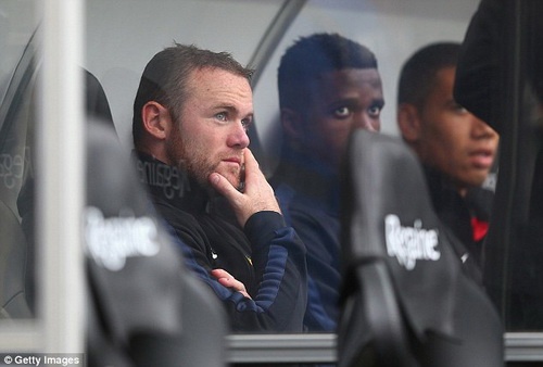 Wayne Rooney co don giua bay Quy hinh anh