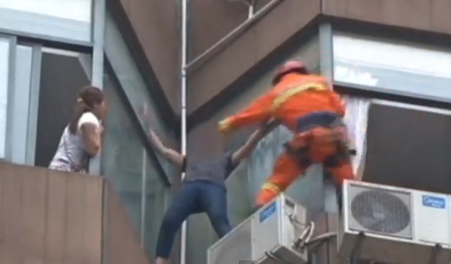 Nhan vien cuu ho dung cam cuu nguoi nhay lau hinh anh