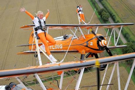 Nu sinh 9 tuoi lap ky luc dung tren canh may bay hinh anh