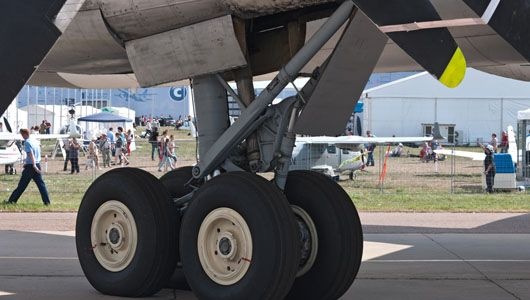 Thieu nien bam cang may bay de ‘qua giang’ hinh anh