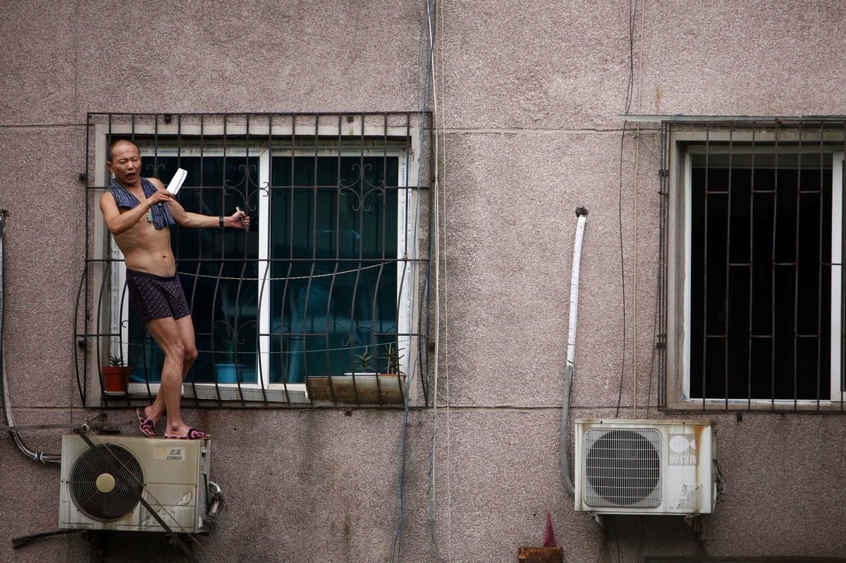 Dung cheo leo ngoai cua so, cam dao doa chet hinh anh