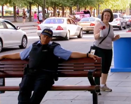 Clip hai: Choc tuc canh sat hinh anh