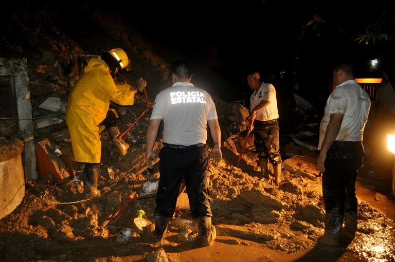 13 nguoi chet vi lo dat o Mexico hinh anh