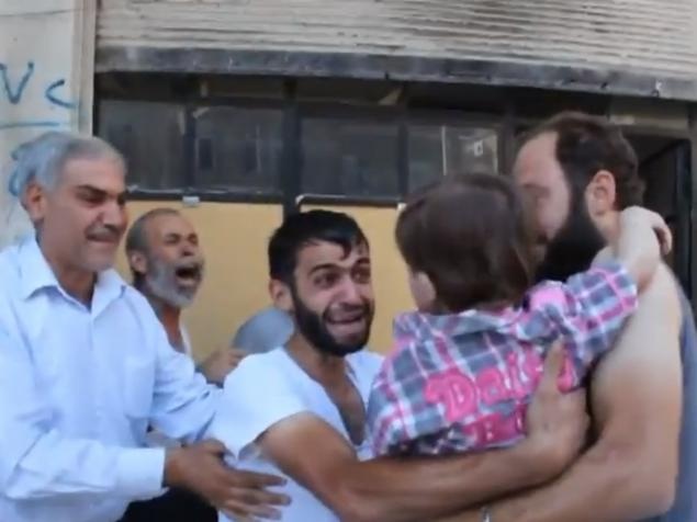 Cha sung so khi thay con tro ve tu coi chet tai Syria hinh anh