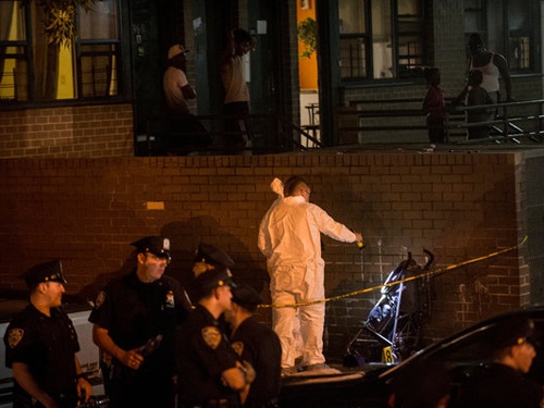 Be trai 1 tuoi bi ban trung dau tren xe noi hinh anh