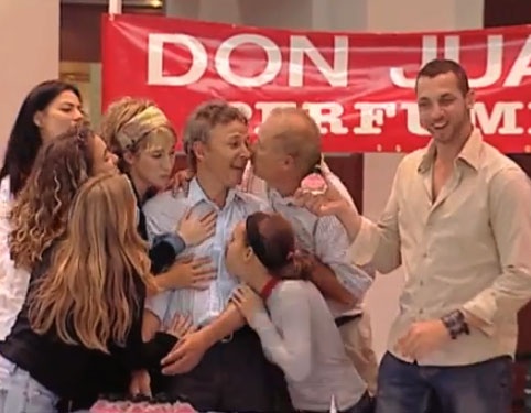 Clip hai: Nuoc hoa sieu quyen ru hinh anh