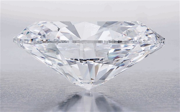 Ban dau gia vien kim cuong trang lon nhat the gioi hinh anh