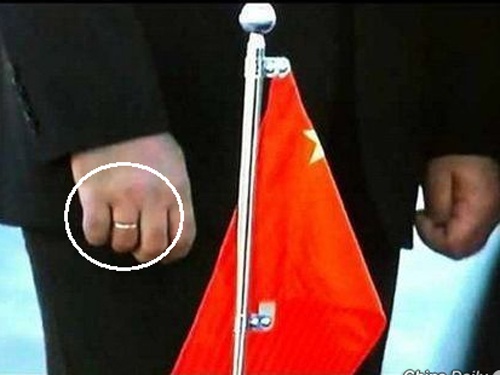 Nhan cuoi cua ong Tap Can Binh gay xon xao hinh anh