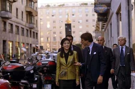 Thai Lan om som chuyen Thu tuong mac ao bac mau hinh anh