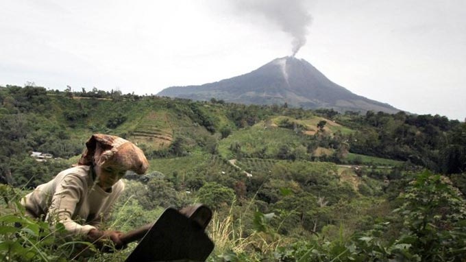 Nui lua phun trao, hang nghin dan di tan hinh anh