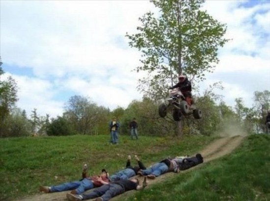 Anh hai huoc: Gion mat tu than hinh anh