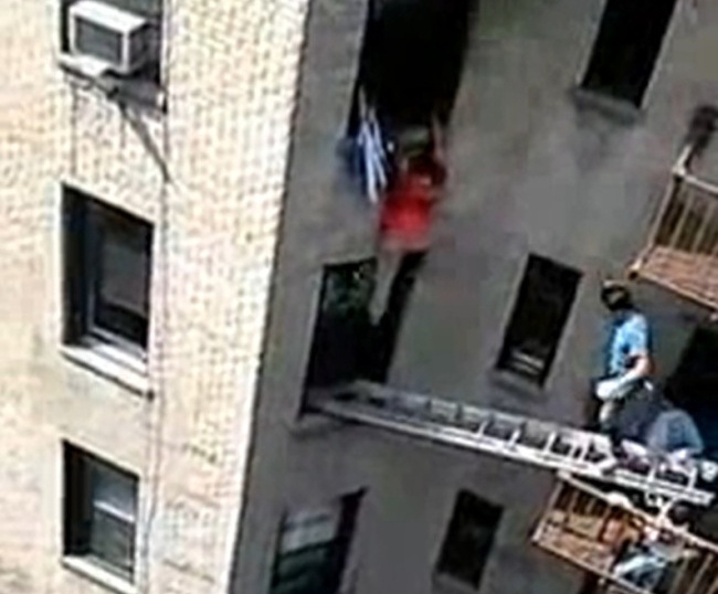 Giai cuu nguoi dan ong thoat khoi vu chay hinh anh