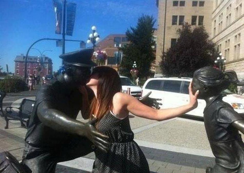 Tranh vui: Moi tinh ngang trai hinh anh