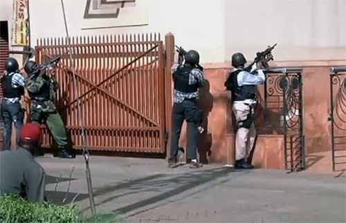 Video dau sung trong trung tam mua sam Nairobi hinh anh