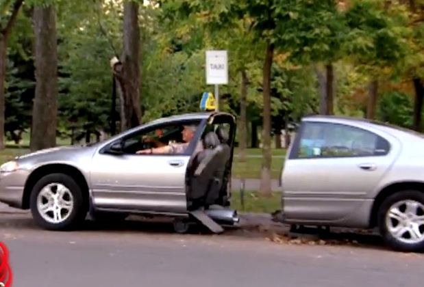 Nhung tro dua quai chieu voi xe taxi hinh anh