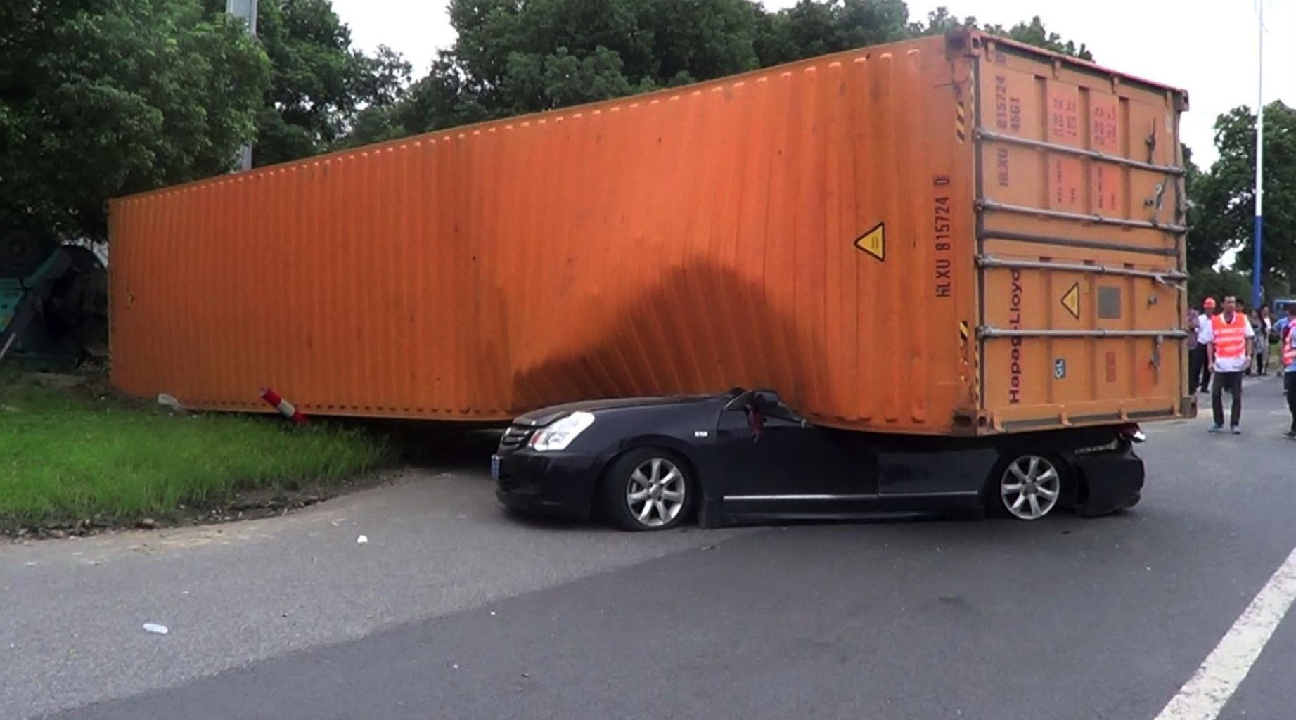 Thoat chet ky dieu khi container de nat xe hinh anh