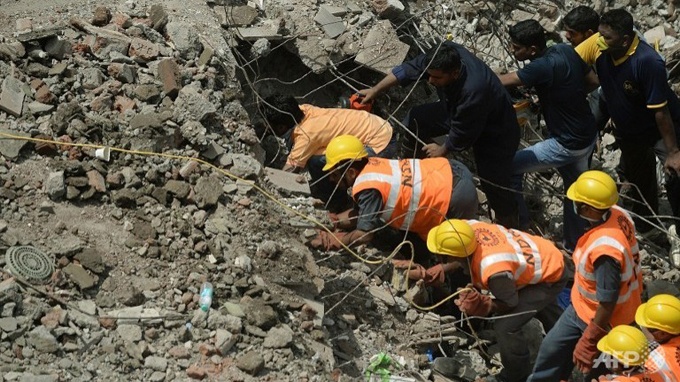 Vu sap nha o An Do: Cuu duoc 33 nguoi hinh anh