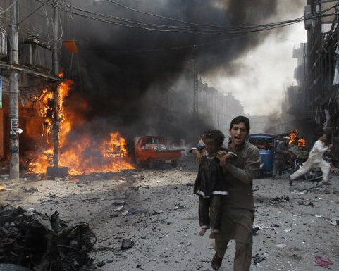 Bom no trong cho tai Pakistan, 33 nguoi chet hinh anh