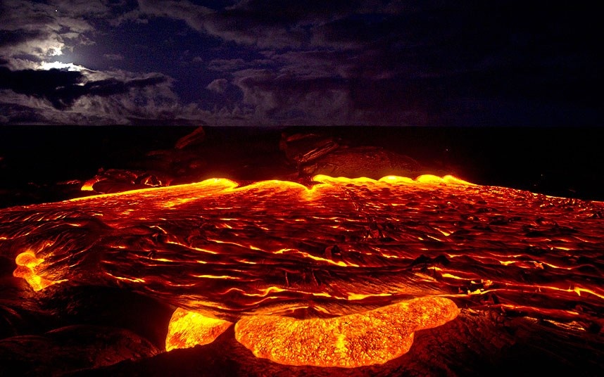 Dung nham nui lua ruc sang trong dem hinh anh