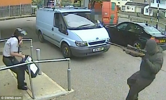 Cuop chia sung, giat tien ngay trong tay bao ve hinh anh