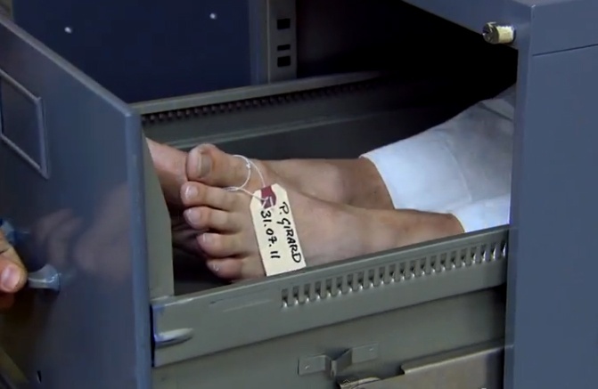 Xac chet trong ngan keo hinh anh