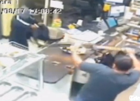 Cuop cam sung so nhan vien cam dao hinh anh