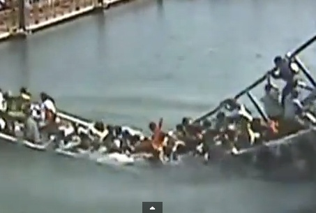 Cau sap vi du khach Trung Quoc tranh nhau qua song hinh anh