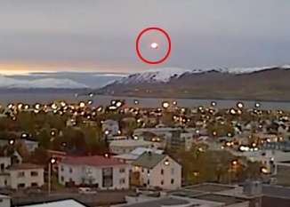 Qua cau lua roi xuong khu dan cu hinh anh