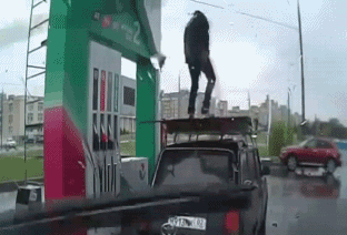 Nhan vien ban xang nhay mua tren noc xe hinh anh