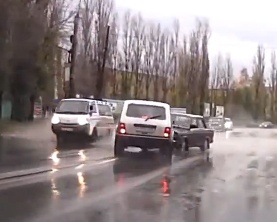 2 o to doi dau, tai xe thiet mang hinh anh