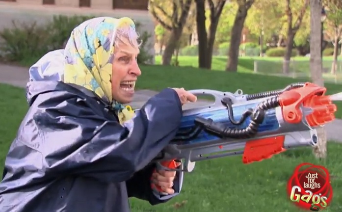 Clip hai: Dung dua voi ba hinh anh