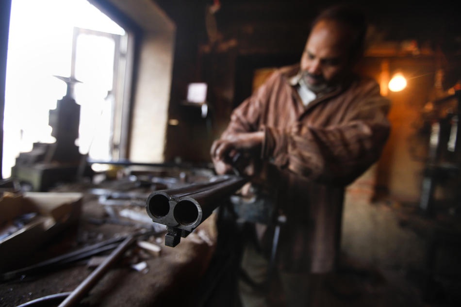 Ben trong xuong san xuat sung thu cong o An Do hinh anh