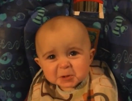 Be khoc khi nghe me hat hinh anh