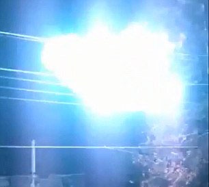 Qua cau lua boc chay tren day dien hinh anh