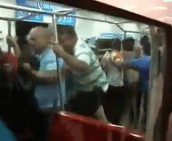 Chen cho ngoi nghet tho tren tau dien ngam hinh anh