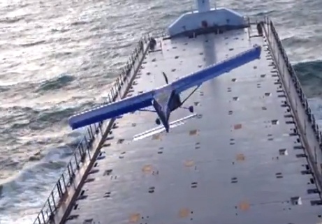 May bay 'lam xiec' tren tau cho hang 3.500 tan hinh anh